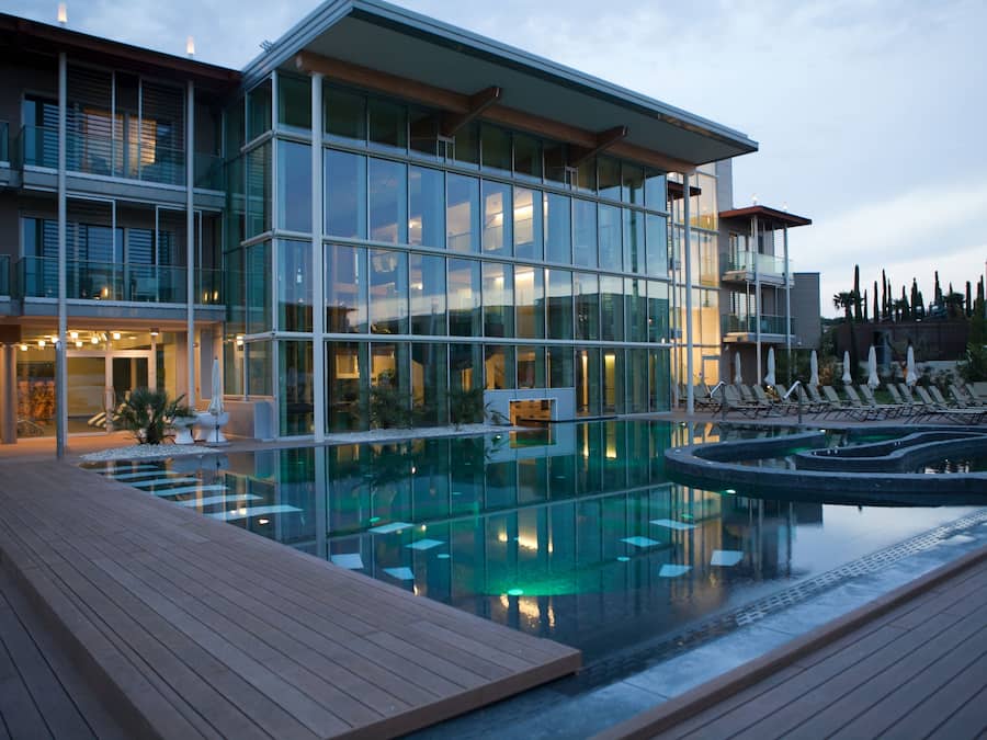 4 piscinas cubiertas, 4 piscinas al aire libre, sombrillas, tumbonas