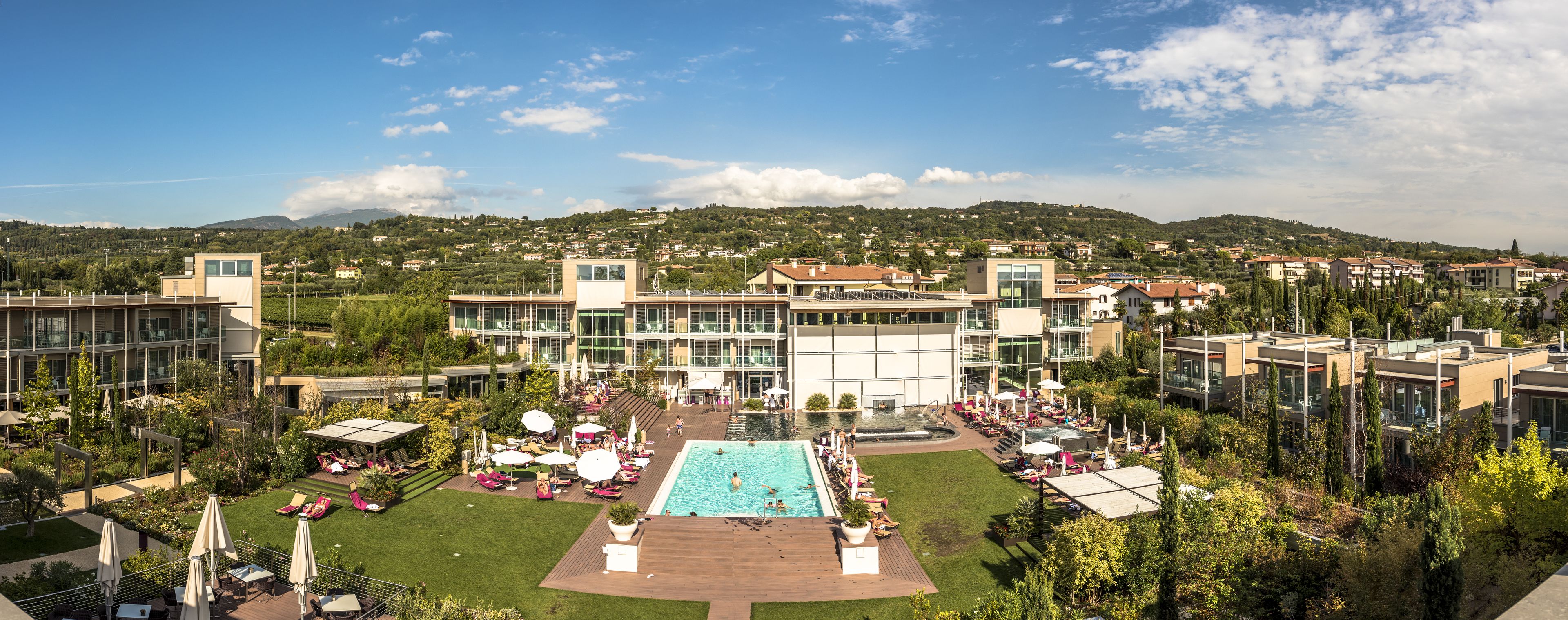 4 piscines couvertes, 4 piscines extérieures, parasols de plage