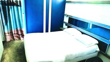 Skrivbord, mörkläggningsgardiner, gratis barnsängar och extrasängar