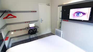 Habitación doble | Escritorio, cortinas blackout, cunas gratuitas y camas extra