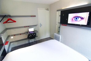 Dobbeltrom | Skrivebord, blendingsgardiner og barnesenger (inkludert)