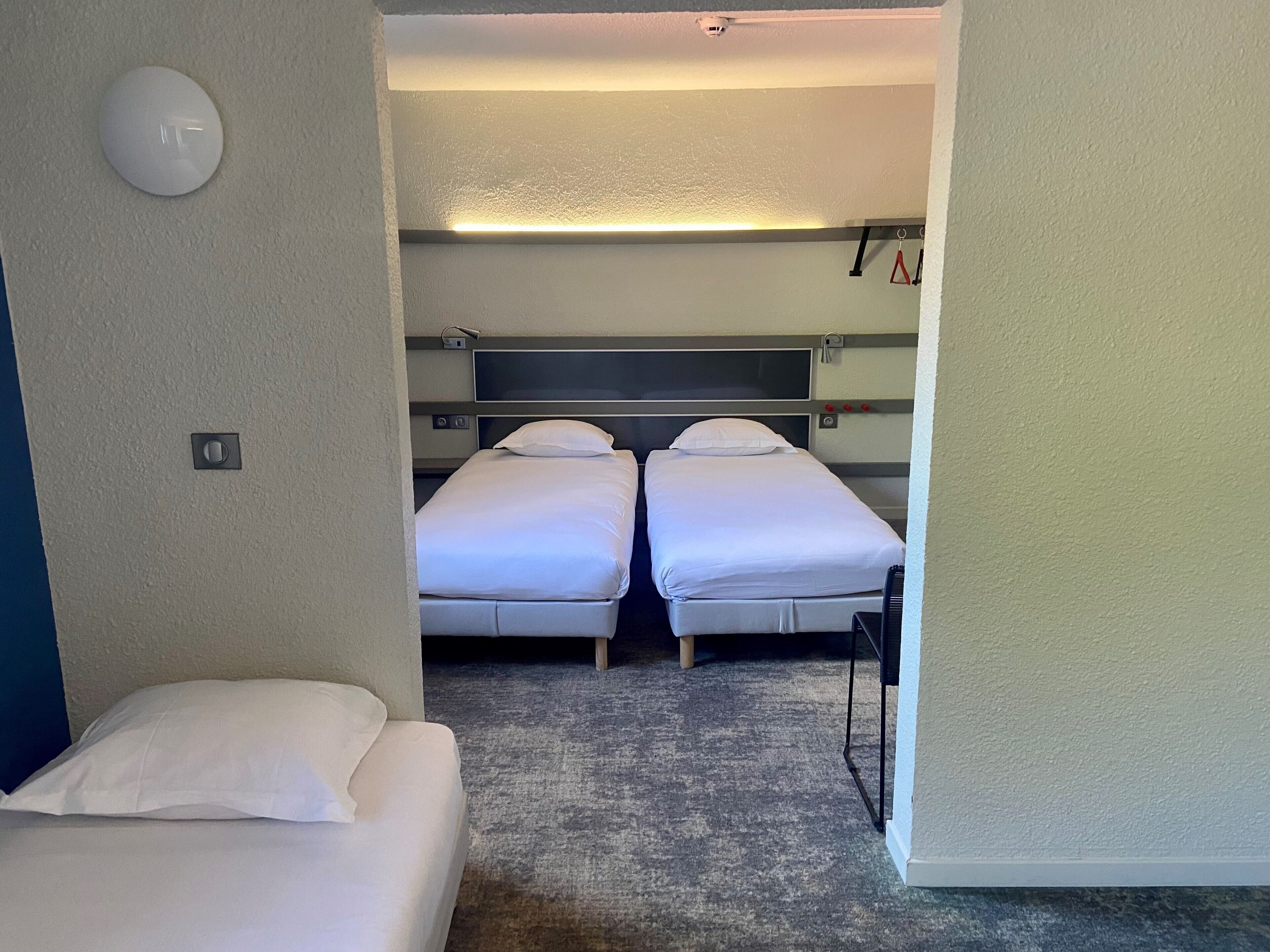 مكتب وستائر تعتيم وأسرّة أطفال/رضّع (مجانًا) وأسرّة قابلة للطي