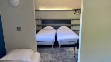 Habitación estándar, varias camas | Escritorio, cortinas blackout, cunas gratuitas y camas extra