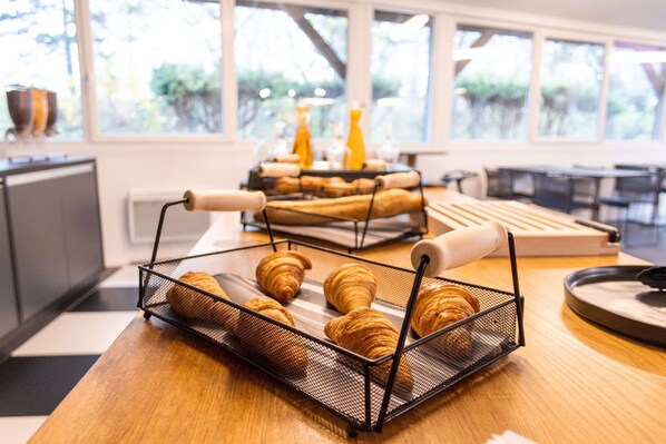 每日供应自助式早餐（每人 EUR 9.50）