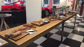 Desayuno buffet (EUR 9.50 por persona)