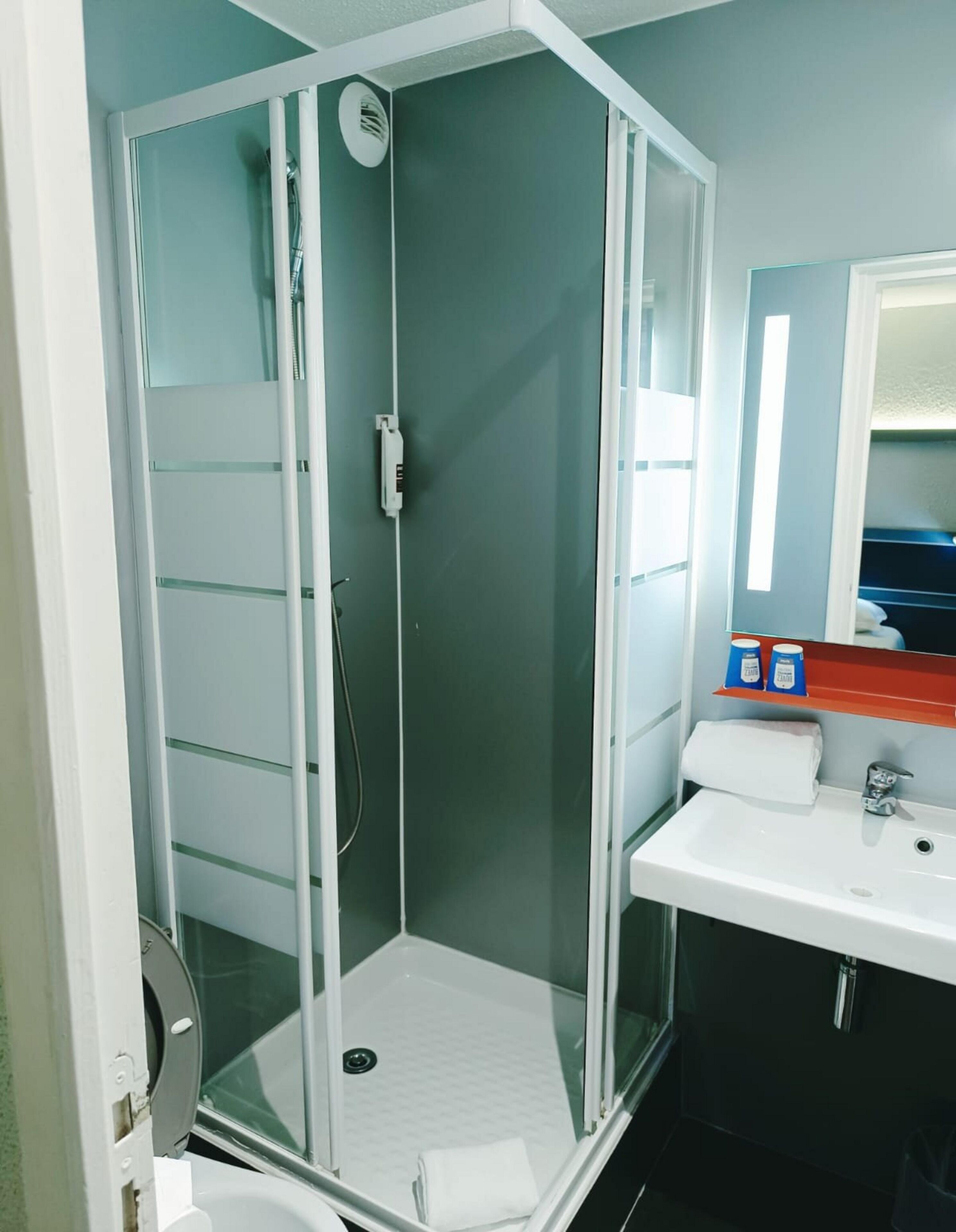 تجهيزات دش، مستلزمات للعناية الشخصية صديقة للبيئة، مجففات شعر، مناشف