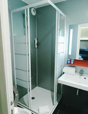Shower, eco-friendly toiletries, hair dryer, towels - Enzo Trappes by Kyriad Direct (Trappes)