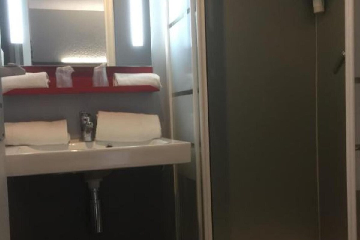 Een bureau, verduisterende gordijnen, gratis babybedden, extra bedden