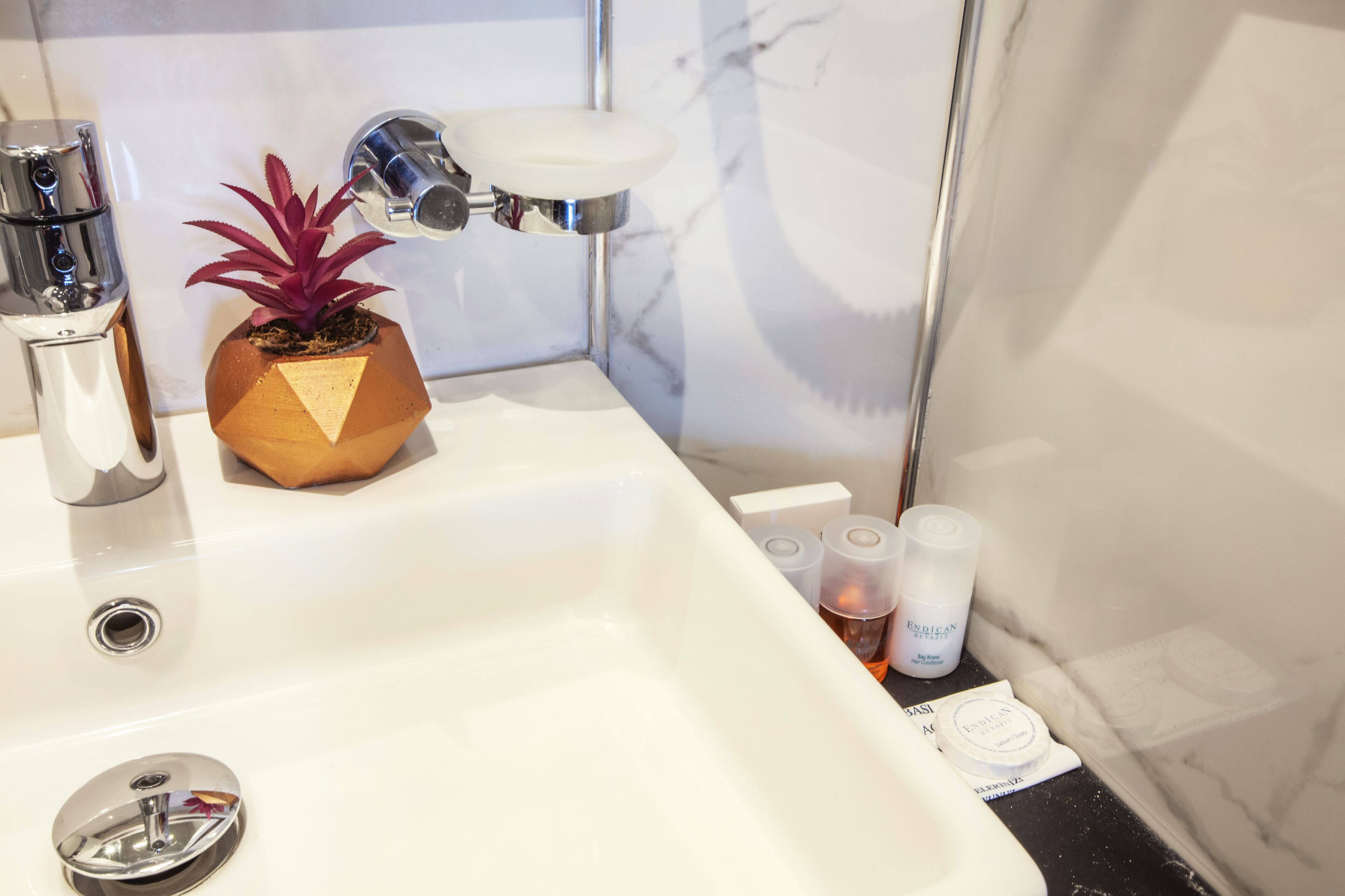 shower, rainfall showerhead, free toiletries, hair dryer