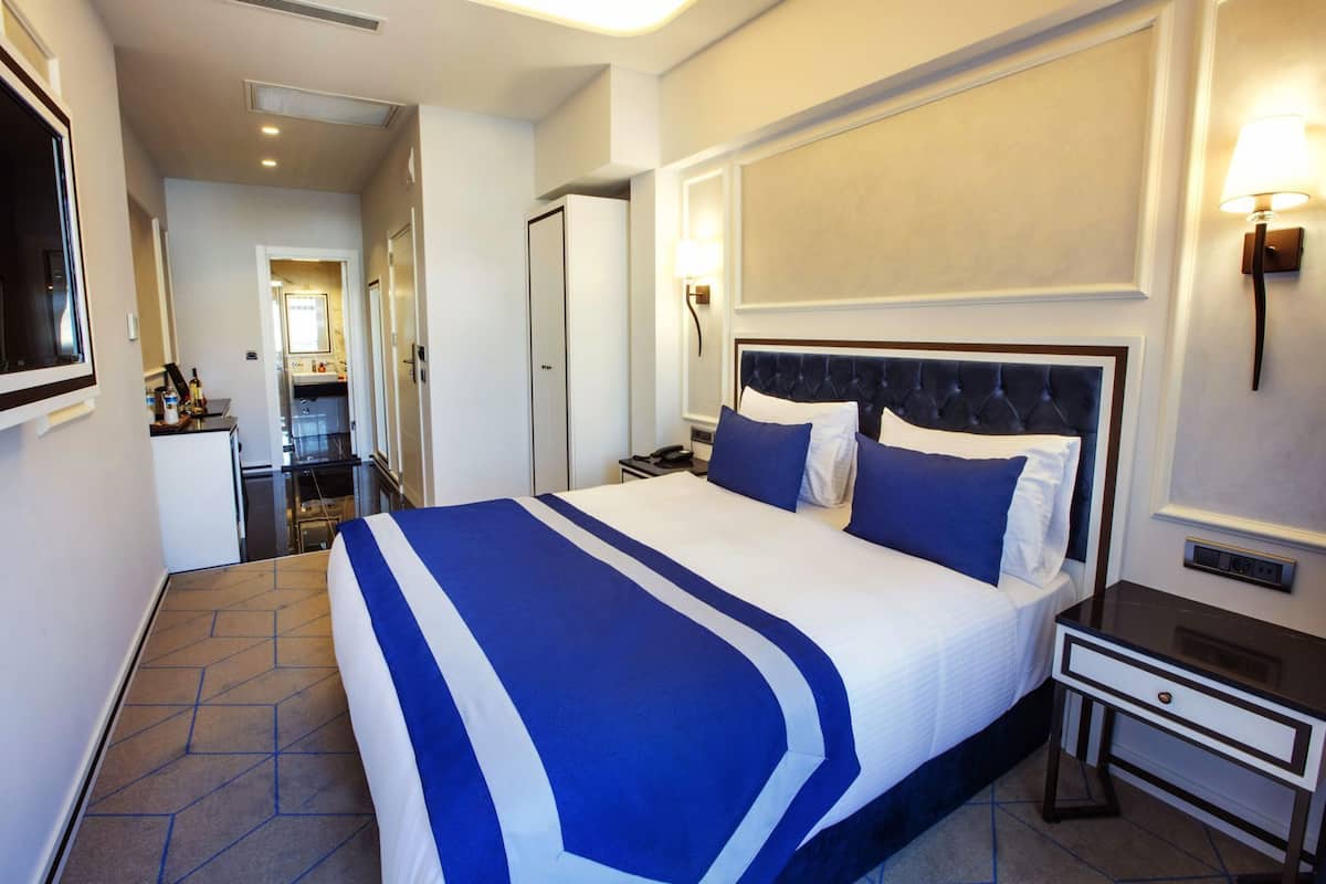 1 bedroom, premium bedding, minibar, in-room safe