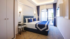 A hotel room with a large bed, a bedside table with a lamp, and a view of the outdoors through a window. - Endican Beyazit Hotel (Istanbul)