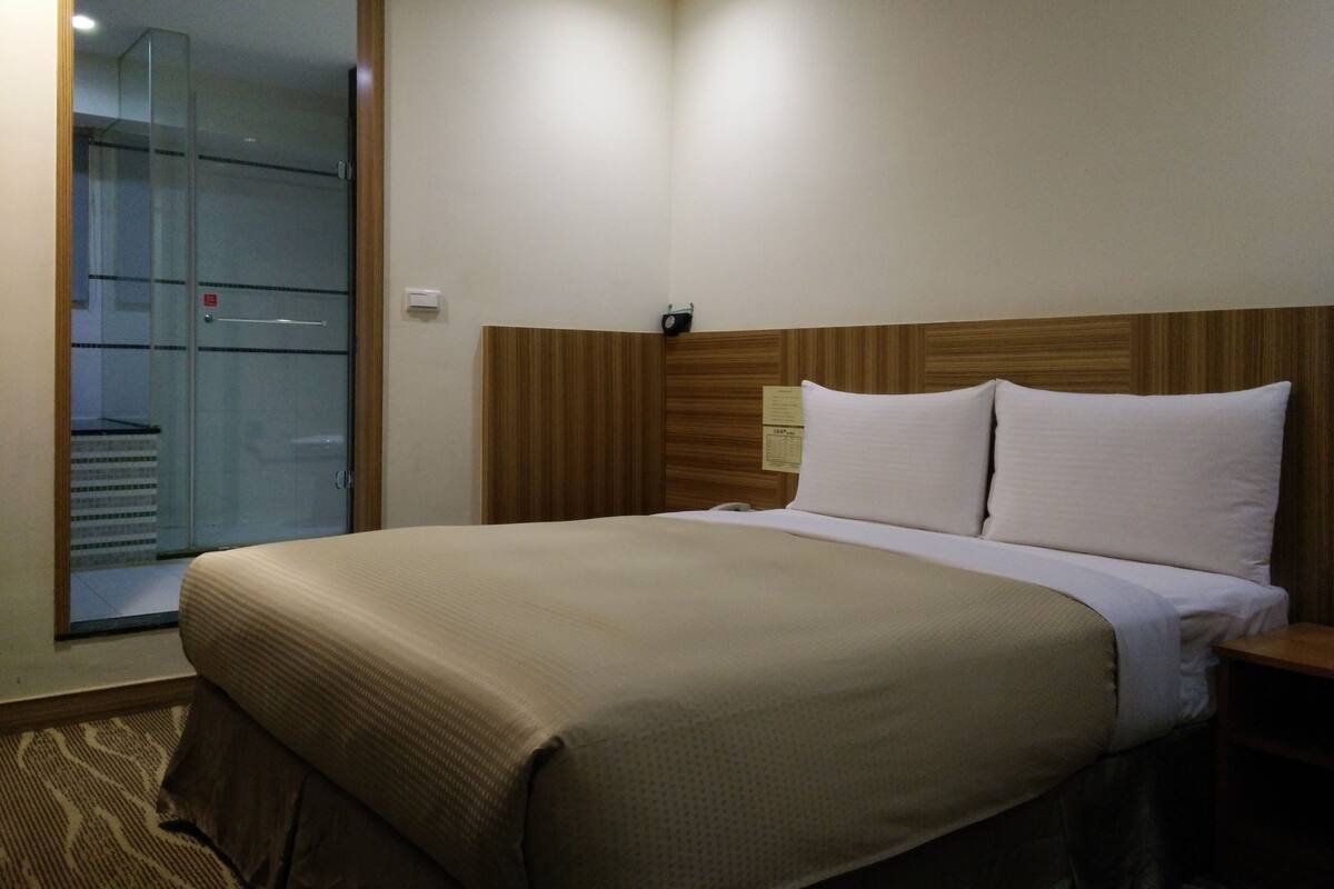 Deluxe Room (some w/o bathtub ) | Premium bedding, down comforters, pillowtop beds, minibar