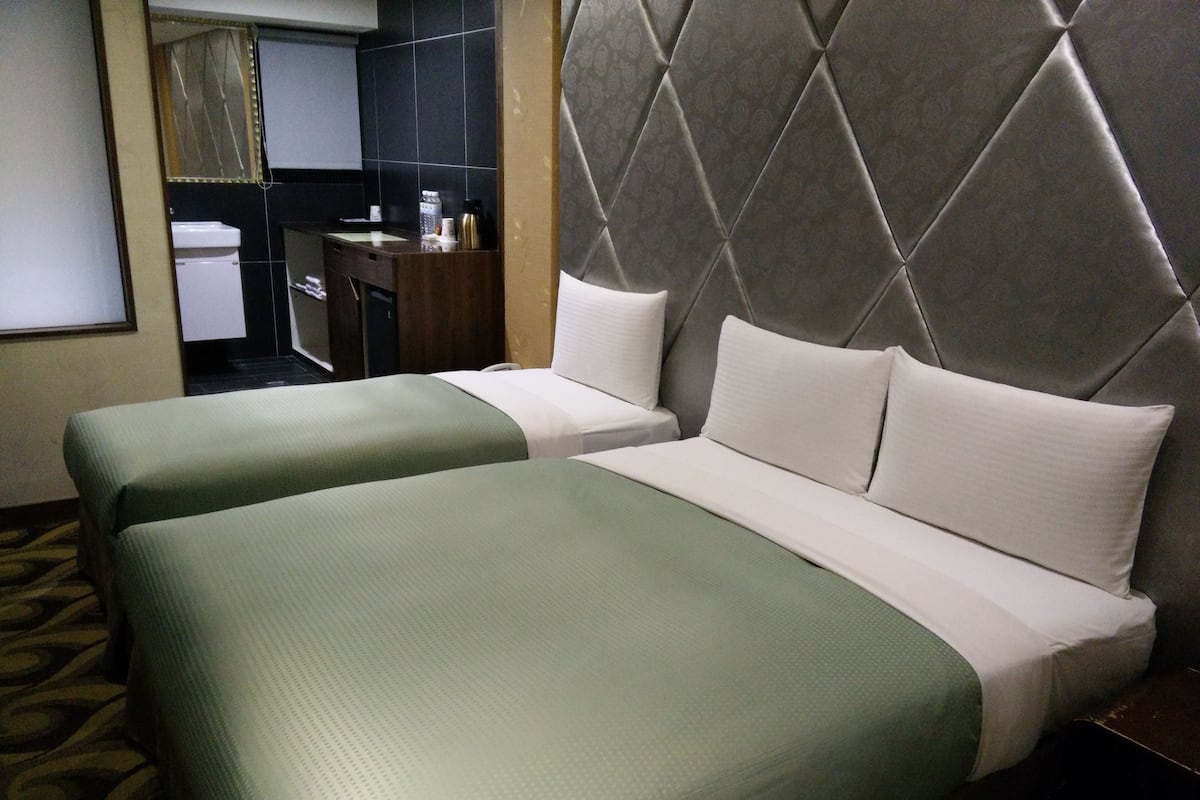 Tripla Deluxe (some w/o bathtub, window) | Biancheria da letto di alta qualità, copriletto in piuma