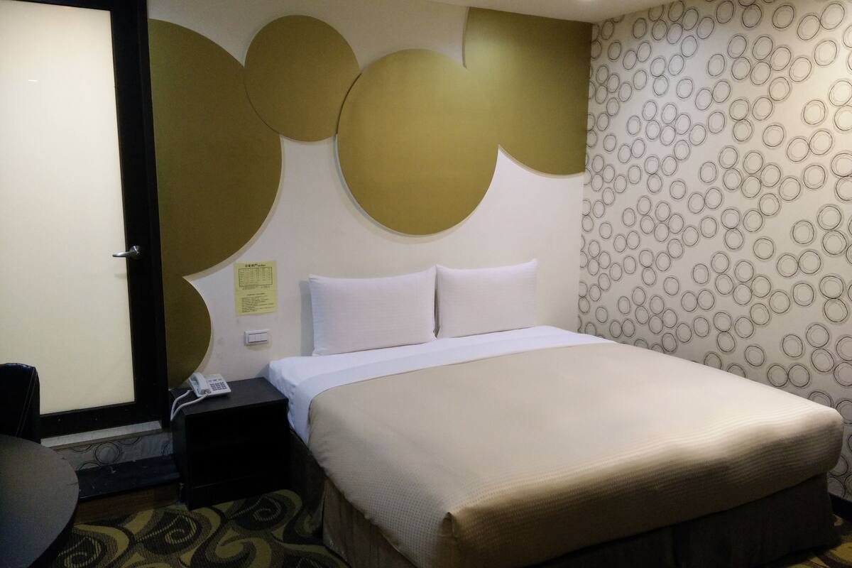Business Room (some w/o bathtub) | Premium bedding, down comforters, pillowtop beds, minibar