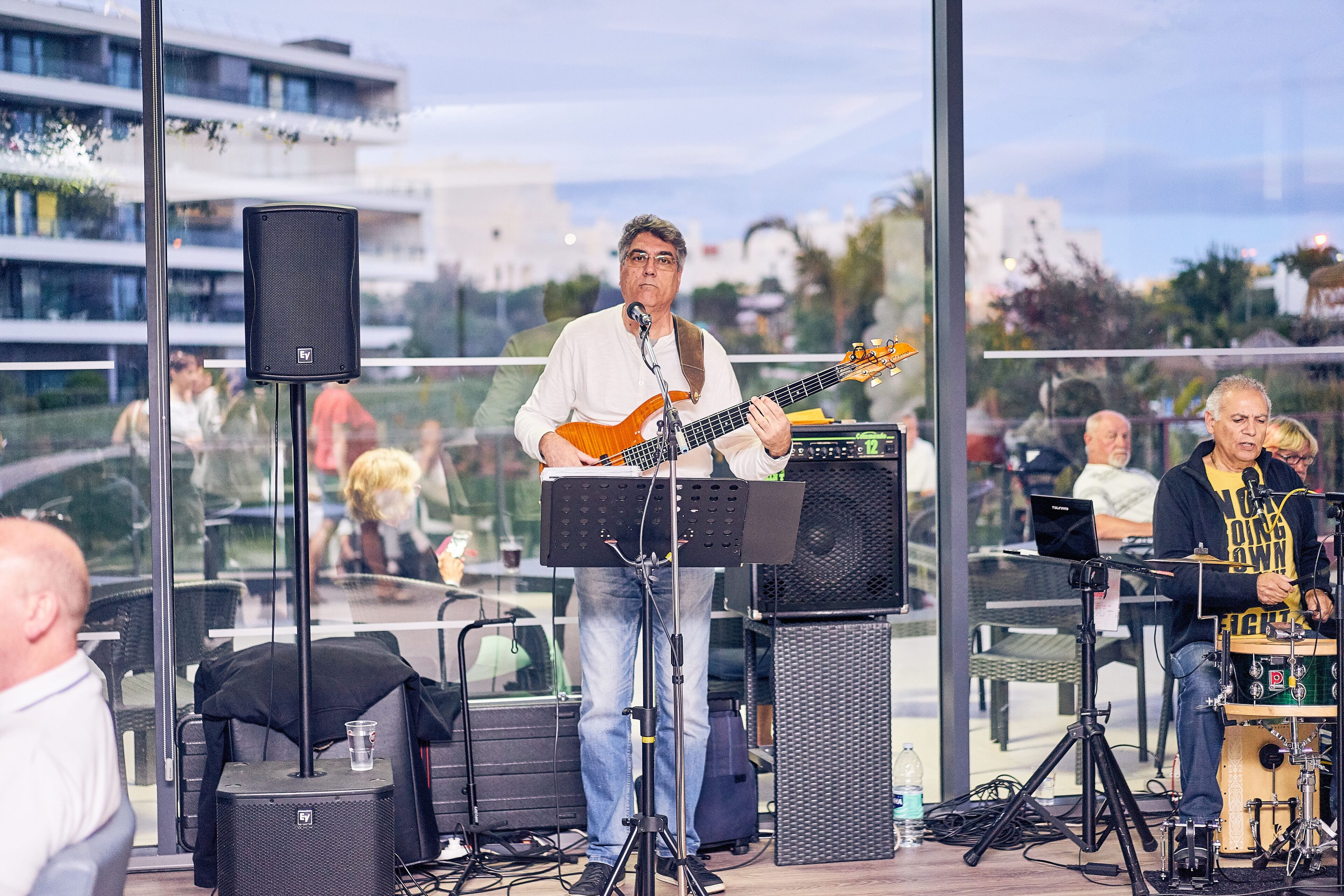 2 bars/lounges, lobby lounge