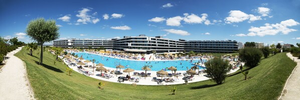 Innenpool, Außenpool (je nach Saison geöffnet), Sonnenschirme