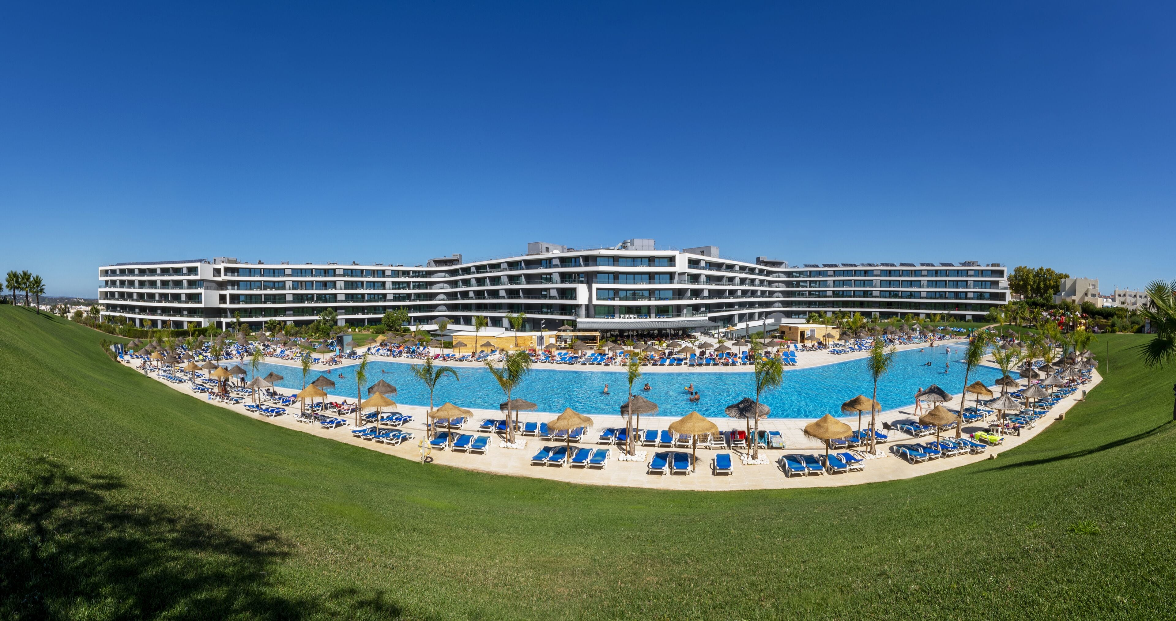 Inomhuspool, en säsongsöppen utomhuspool, parasoller och solstolar