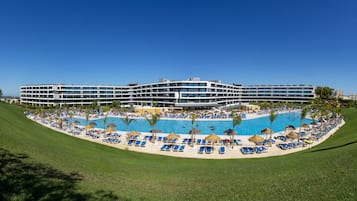 Inomhuspool, en sÀsongsöppen utomhuspool, parasoller och solstolar