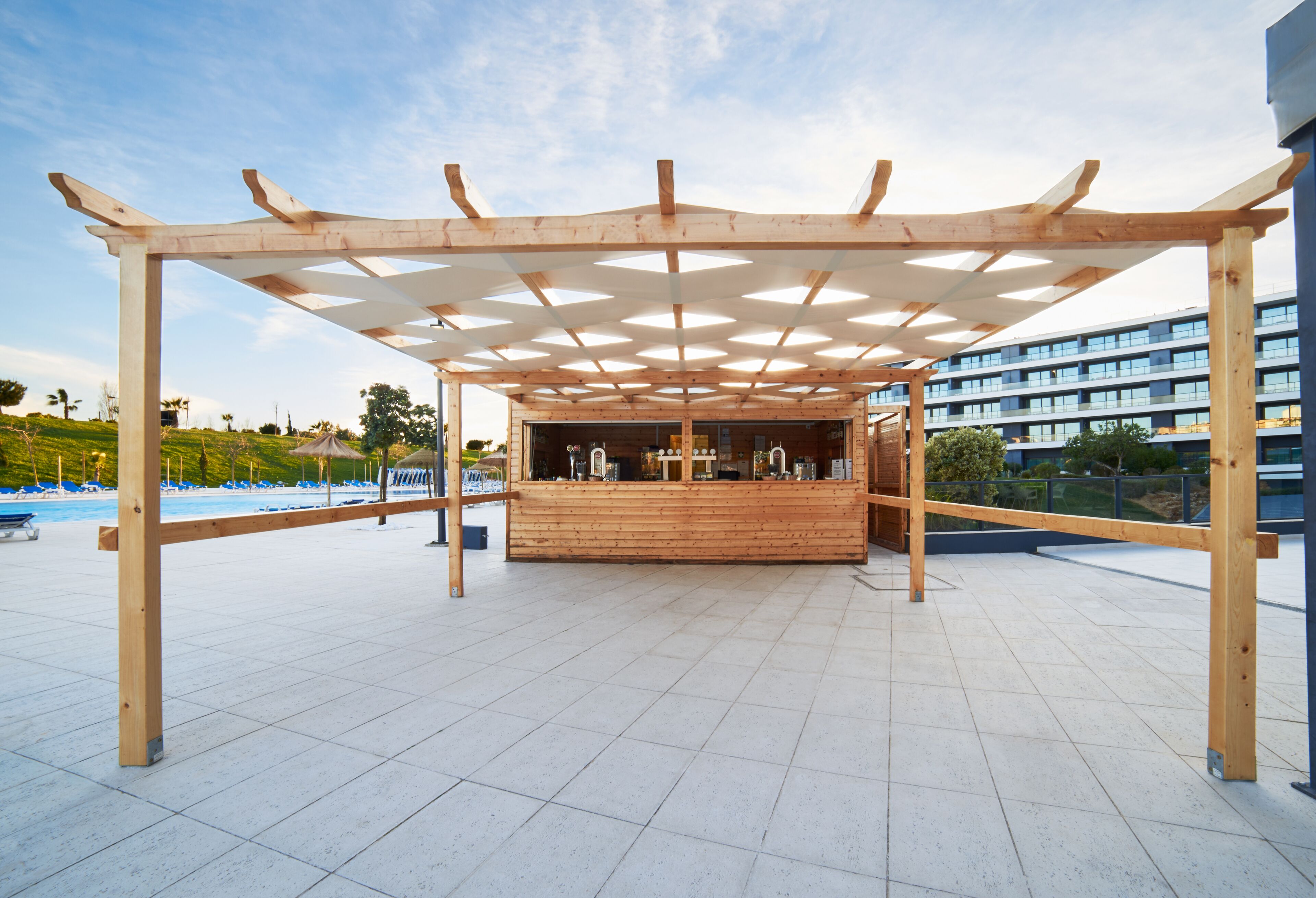 2 bars/lounges, lobby lounge