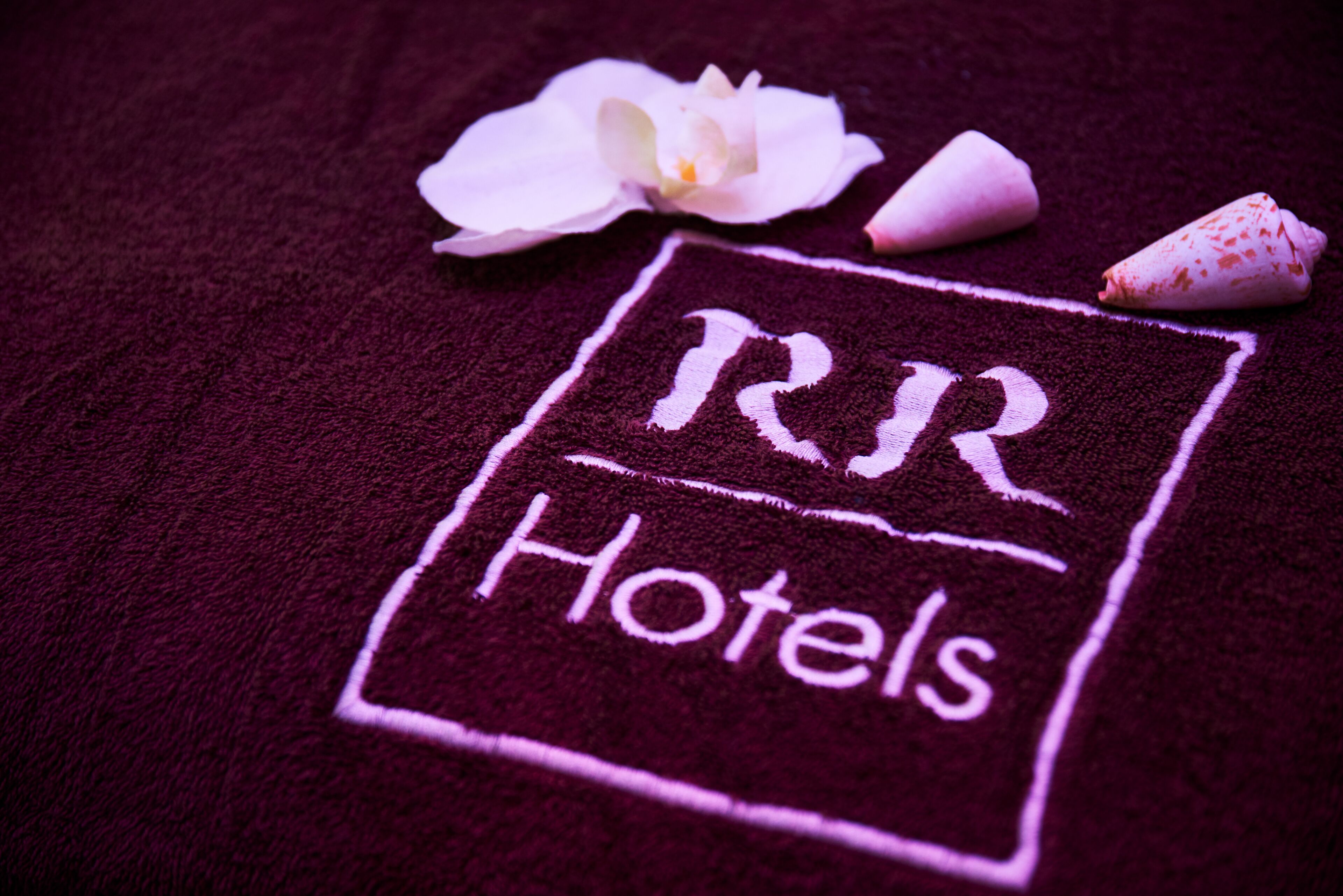 couples treatment room(s), sauna, hot tub, steam room, body treatments
