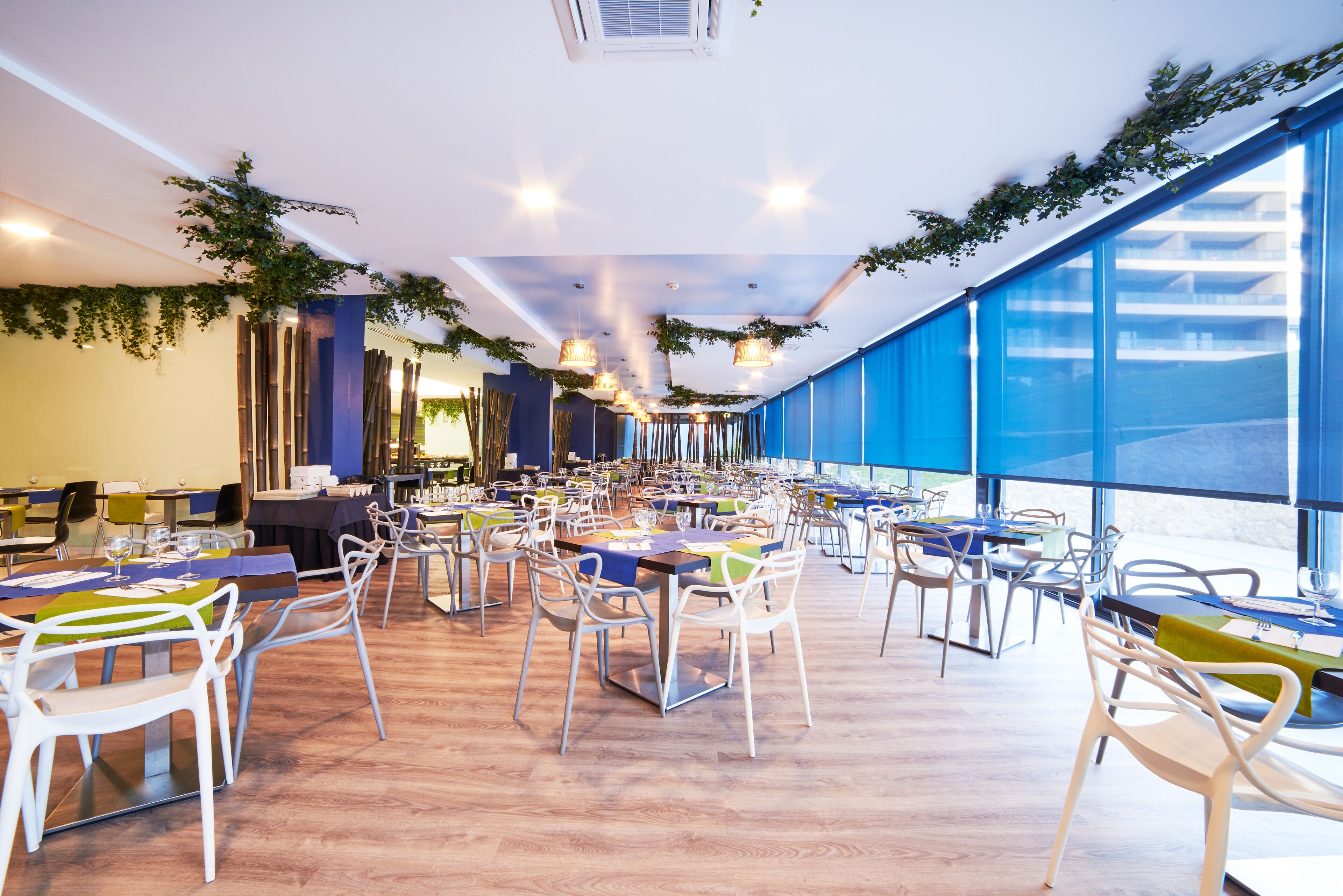 2 restaurants, breakfast, lunch, dinner served; international cuisine