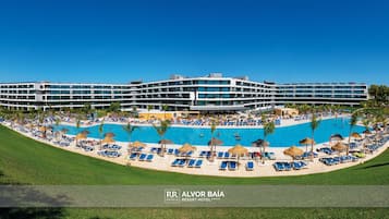 Inomhuspool, en säsongsöppen utomhuspool, parasoller och solstolar