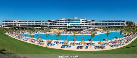 屋内プール、季節限定屋外プール、プール パラソル、サンラウンジャー