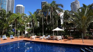 Kolam renang outdoor dan sebuah kolam renang air hangat