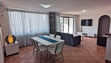 Apartemen, 2 kamar tidur | Area keluarga | TV