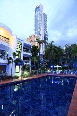 Property grounds - St Tropez Apartments (Surfers Paradise)