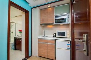 Deluxe Room | Private kitchenette | Fridge, coffee/tea maker, cookware/dishes/utensils