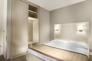 Minibar, in-room safe, desk, soundproofing - Hotel Voyage (Prague)