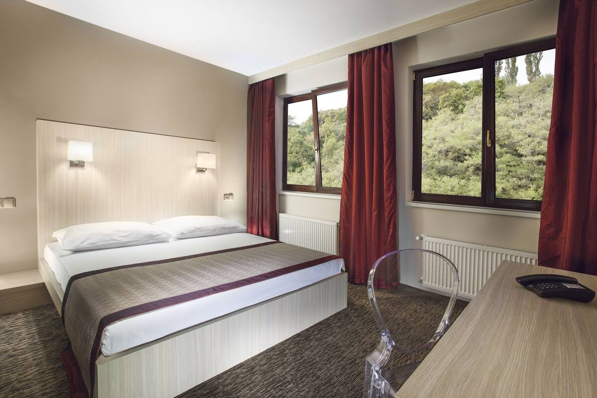 Superior Double Room | Minibar, in-room safe, desk, soundproofing