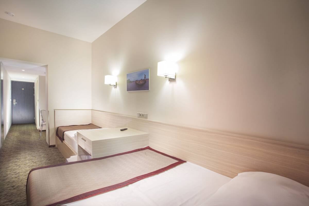 ميني بار وخزنة داخل الغرفة ومكتب وتجهيزات عازلة للصوت