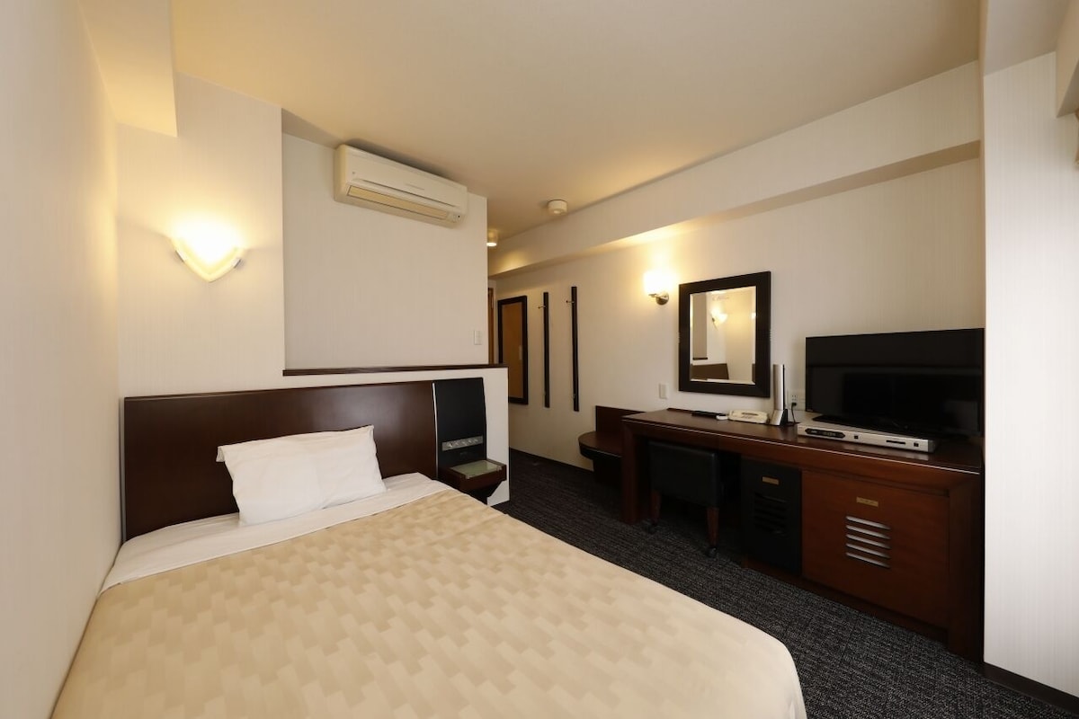 Desk, iron/ironing board (on request), WiFi (free), bed sheets