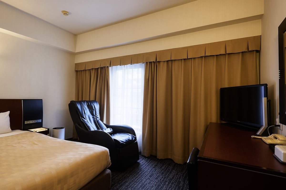 Desk, iron/ironing board (on request), WiFi (free), bed sheets