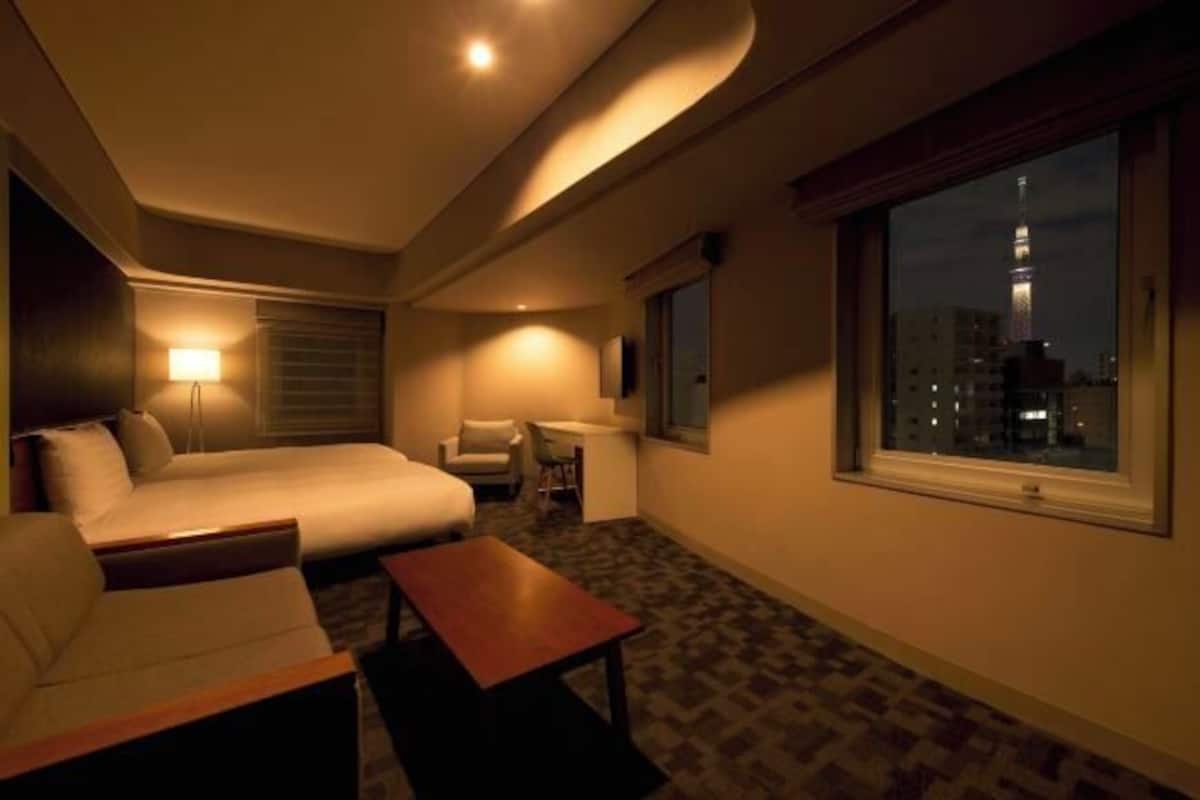Premium bedding, in-room safe, iron/ironing board, free WiFi