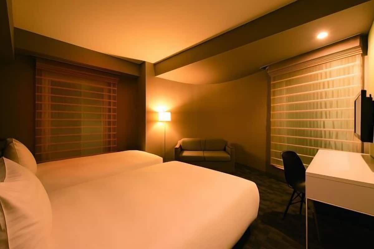 Premium bedding, in-room safe, iron/ironing board, free WiFi