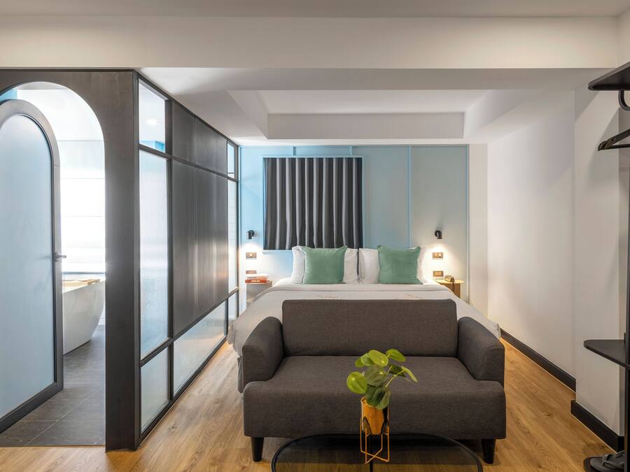 Minibar, caja de seguridad en la habitación y cortinas blackout