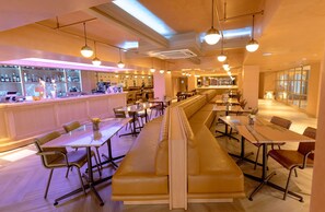 บริการอาหารเช้า อาหารกลางวัน อาหารเย็น, อาหารนานาชาติ