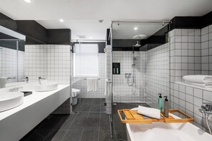 Free toiletries, hair dryer, slippers, towels - Myhotel CMYK Ratchada (Bangkok)
