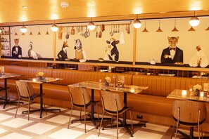 Der serveres morgenmad, frokost, aftensmad og internationale retter 