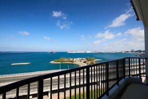 Edredones de plumas, cortinas opacas, tabla de planchar con plancha