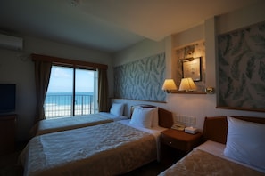 Down comforters, blackout drapes, iron/ironing board, free WiFi - Naha Beach Side Hotel (Naha)