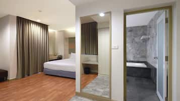 Quarto luxo, 1 cama de casal | Banheiro | Toalhas de banho