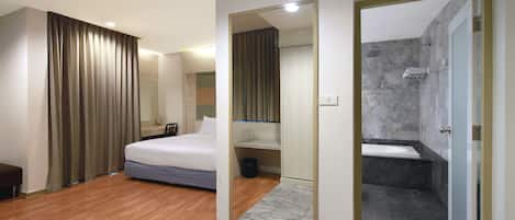 Deluxe Room, 1 Double Bed | Bathroom | Towels