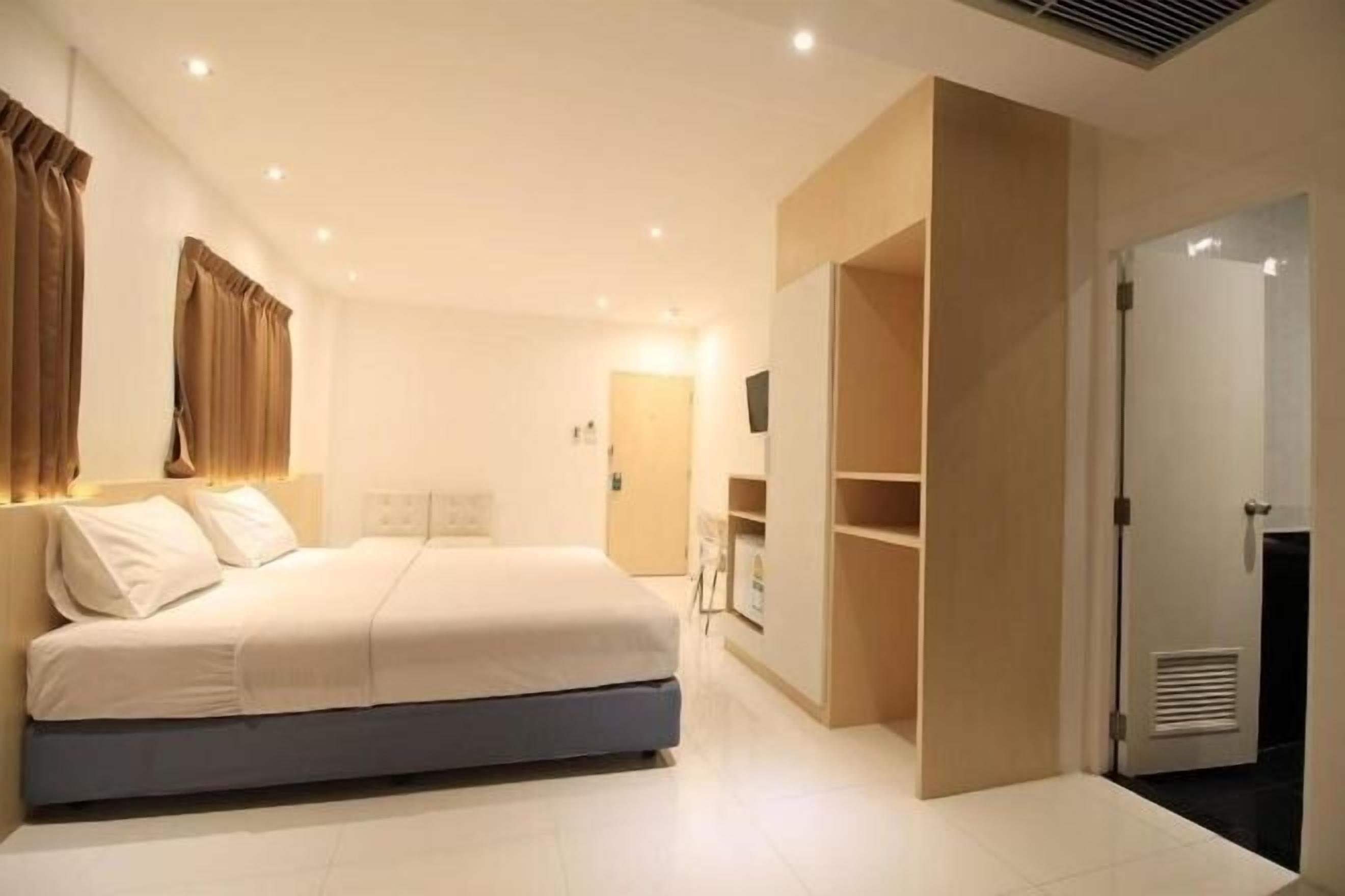 In-room safe, free WiFi, bed sheets