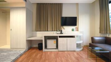 Quarto luxo, 1 cama de casal | Área de estar | TV