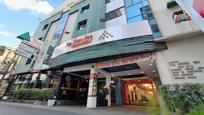 A multi-story building with signage for 'Ten Stars Inn' and 'Delich.' - Ten Stars Hotel Pratunam (Bangkok)