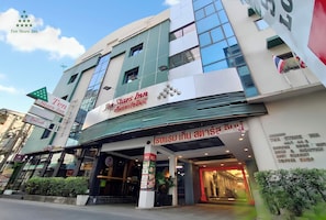 A multi-story building with signage for 'Ten Stars Inn' and 'Delich.' - Ten Stars Hotel Pratunam (Bangkok)